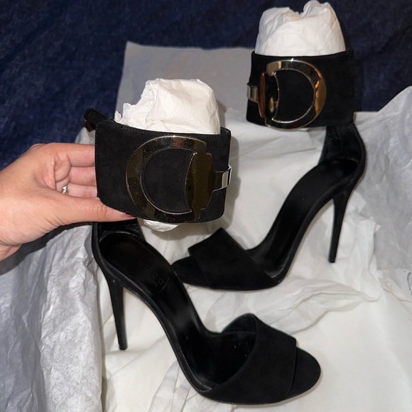 Gucci black high heels with golden buckle - Picture 3 of 10